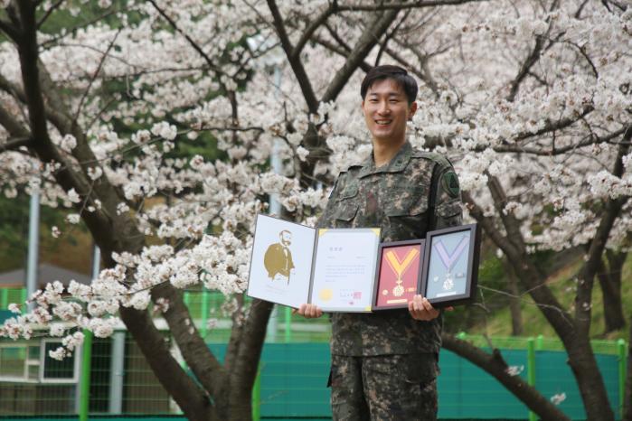 육군56보병사단 홍승호 소령, 25년 이어온 헌혈 200회 대기록 달성 > 국방부 및 산하기관 뉴스/링크 | K-SOLDIER